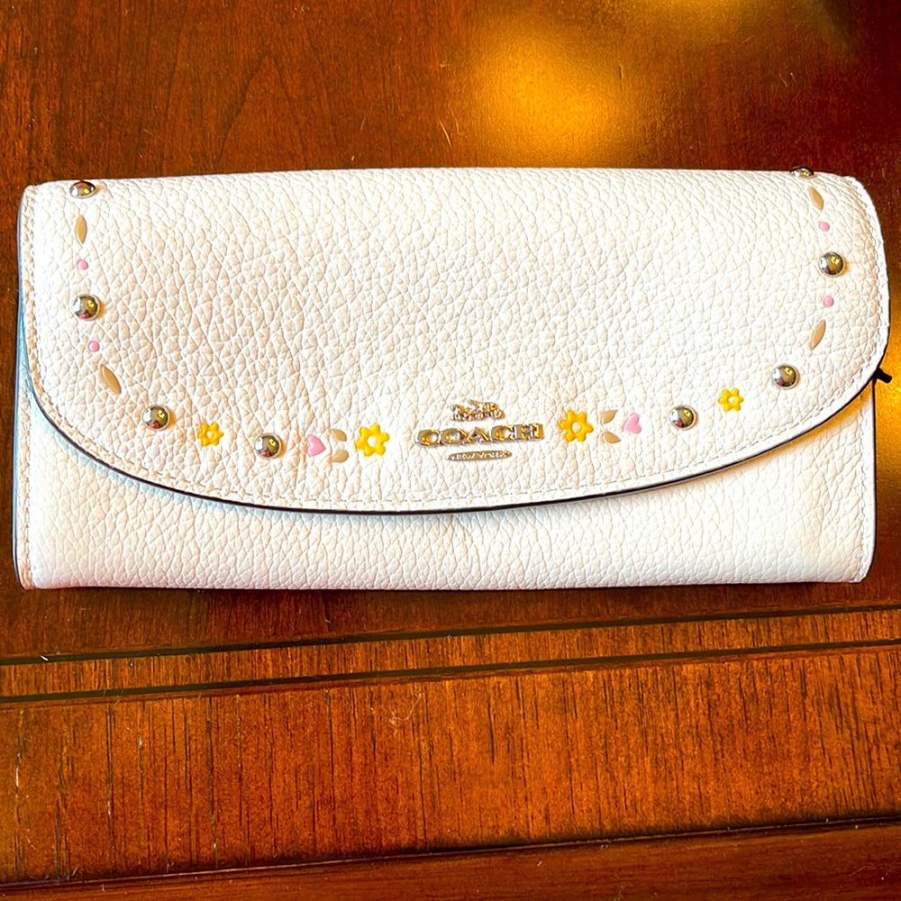 Coach Lexi zipper wallet. Excellent condition- barely used!